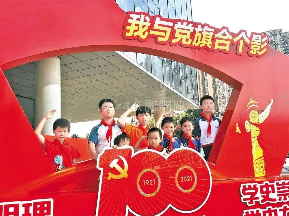 时尚芭比做美甲
